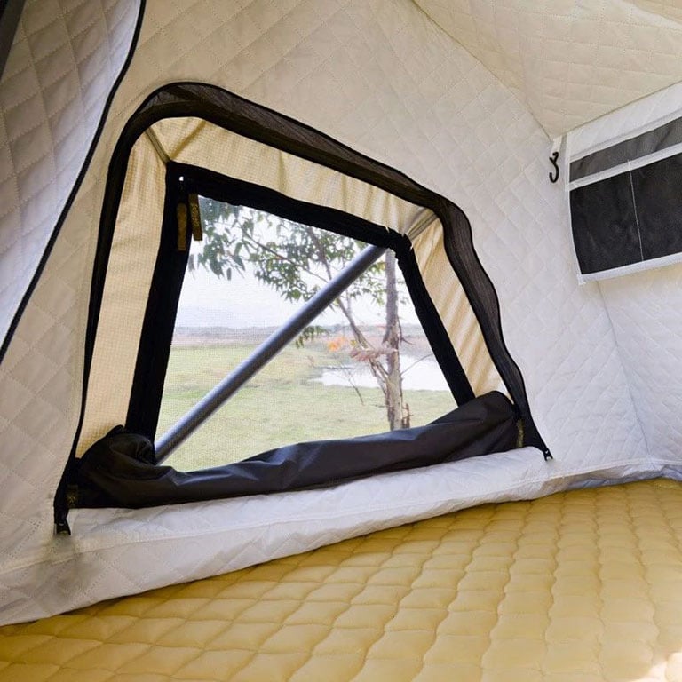 Couche thermique isolante pour les tentes de toit