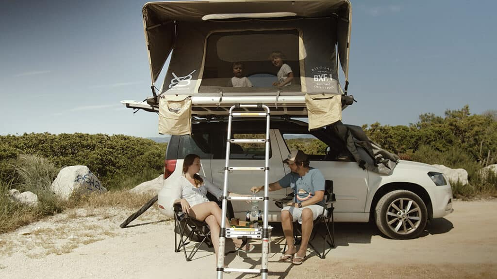 La tente de toit pour voiture permet de bivouaquer en toute sécurité